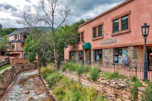 Фотографии гостевого дома 
            Downtown Manitou Springs Home Tranquil Creek View