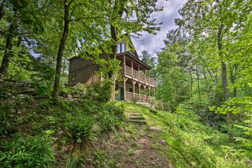 Фотография гостевого дома Cabin with 22 Acres and Patio - 3 Mi to Blowing Rock