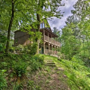 Фотография гостевого дома Cabin with 22 Acres and Patio - 3 Mi to Blowing Rock