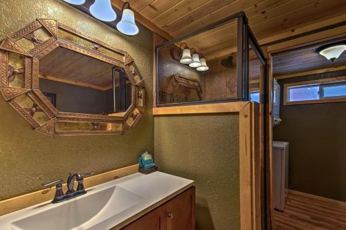 Фотографии гостевого дома 
            Ruidoso Lonesome Wolf Rustic Studio with Hot Tub!