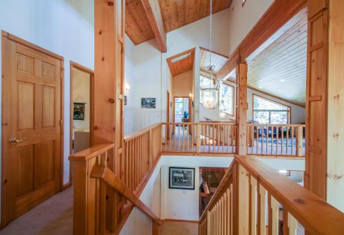 Фотография гостевого дома Snowpeak Tahoe Donner Golf Course Views