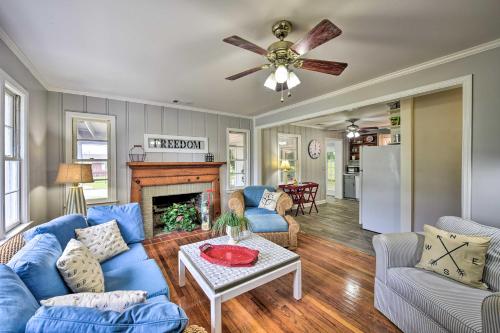 Фотографии гостевого дома 
            Beaufort Home with Porch, 4 Mi from Downtown!