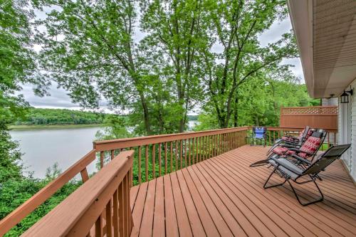 Фотографии гостевого дома 
            North Liberty Lake Hideaway 8 Mi to Iowa City!