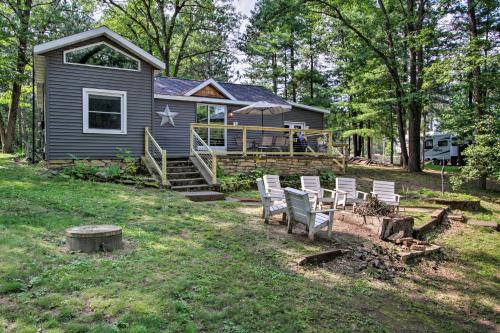 Фотографии гостевого дома 
            Holcombe Lakefront Cottage Fishing and Snowmobiling