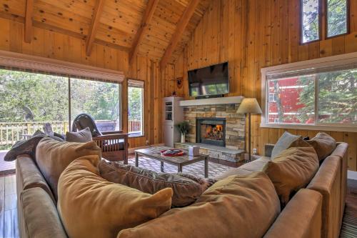 Фотография гостевого дома Gorgeous Lake Arrowhead Retreat with Game Room and Deck
