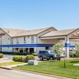 Фотографии гостиницы 
            Howard Johnson by Wyndham Wichita Airport