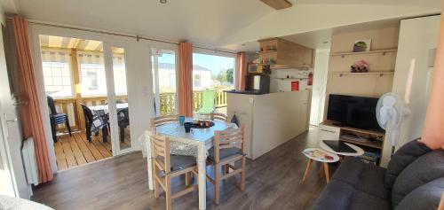 Фотография кемпинга Mobil-home 3 ch 2 SdB 6 vélos piscine couverte lave vaisselle