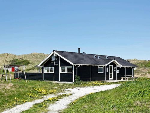 Фотография гостевого дома Four-Bedroom Holiday home in Løkken 4