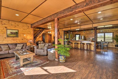 Фотография гостевого дома Luxurious Lakefront Estate - Pets Welcome!