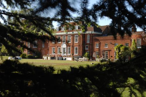 Фотография гостиницы Stoke Place- Part of the Cairn Collection