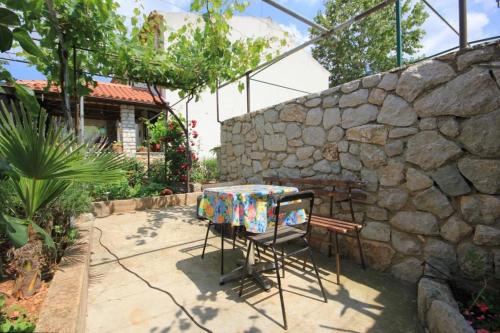 Фотография гостевого дома Apartments with a parking space Cres - 7984