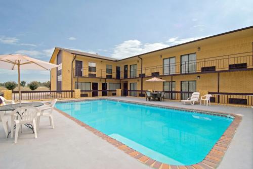 Фотография мотеля Executive Inn & Suites Prescott