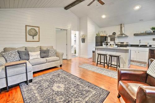 Фотография гостевого дома Cozy Chic Broken Bow Cabin with Fire Pit and Grill!