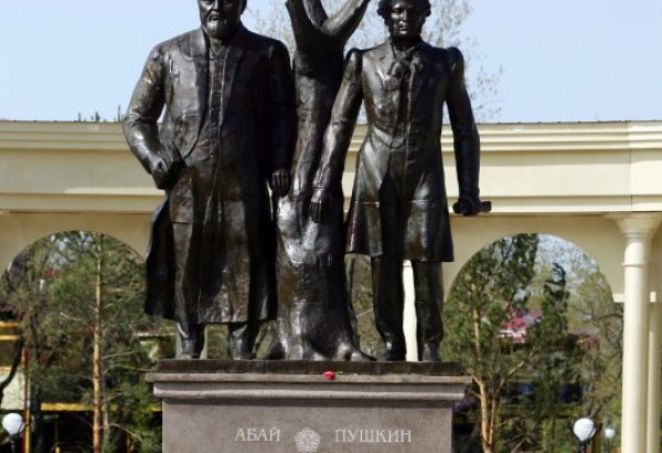 Фотография памятника Памятник Абаю и Пушкину