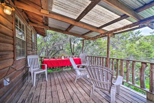 Фотографии гостевого дома 
            Cozy Davis Cabin with Deck - Nestled by Honey Creek!