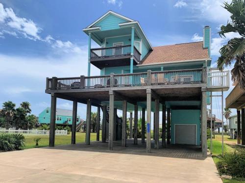 Фотографии гостевого дома 
            180 Degree Gulf Views Just-A-Mere Beach House Awaits Your Arrival!