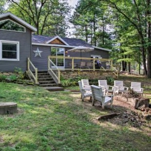 Фотография гостевого дома Holcombe Lakefront Cottage Fishing and Snowmobiling