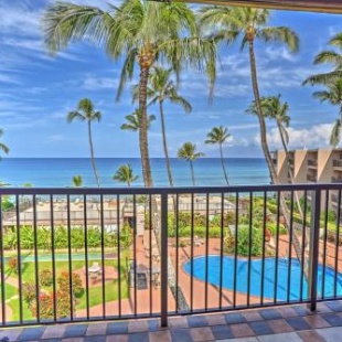 Фотография гостевого дома Oceanfront Lahaina Condo with Balcony and Pool Access!