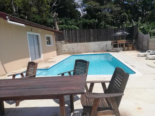 Фотография гостевого дома Poolside Guest House