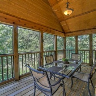 Фотография гостевого дома Cozy Branson West Cabin with Resort-Style Amenities!