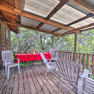 Фотография гостевого дома Cozy Davis Cabin with Deck - Nestled by Honey Creek!