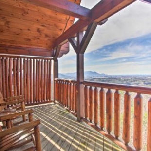 Фотография гостевого дома Upscale Retreat with Deck, Hot Tub, and Stunning Views