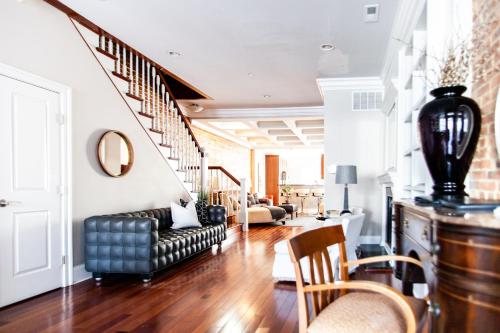 Фотография гостевого дома Classy Victorian Brownstone Subway Shopping
