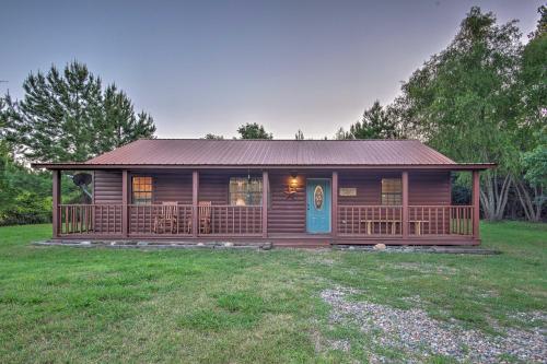 Фотография гостевого дома Starlight Cabin in Broken Bow with Hot Tub!