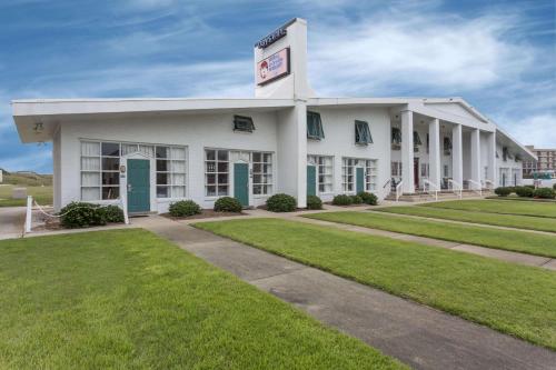 Фотография гостиницы Days Inn by Wyndham Kill Devil Hills Oceanfront - Wilbur