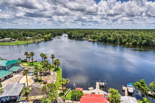 Фотографии гостевого дома 
            Homosassa River Home with Private Boat Ramp and Kayaks