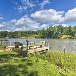 Фотография гостевого дома Lake and Golf Retreat with Dock and 2 Luxury Decks!