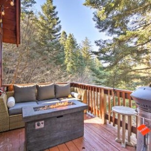 Фотография гостевого дома Chic Lake Arrowhead Cabin with Deck 2 Mi to Village