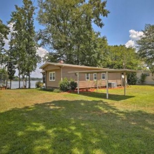 Фотография гостевого дома Lake Sinclair Waterfront Home with Fire Pit and Dock