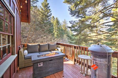 Фотографии гостевого дома 
            Chic Lake Arrowhead Cabin with Deck 2 Mi to Village