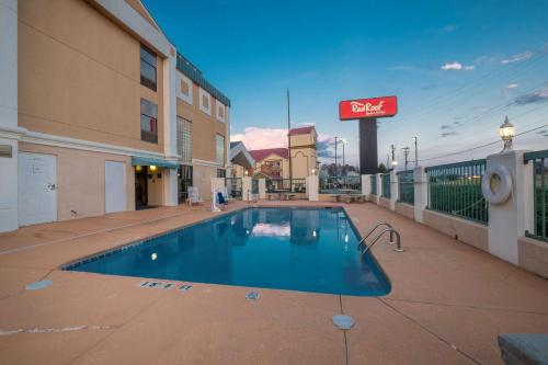 Фотография мини отеля Red Roof Inn & Suites Newnan