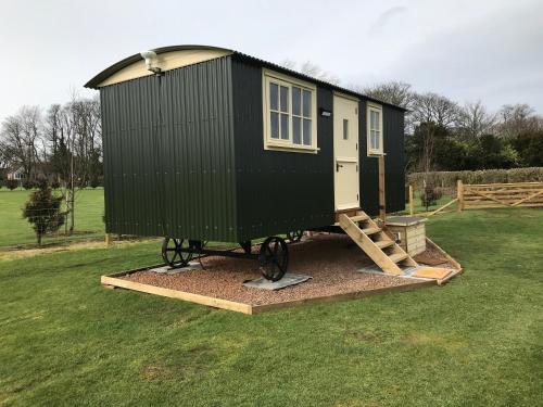 Фотография гостевого дома The Hawthorn Shepherds Hut