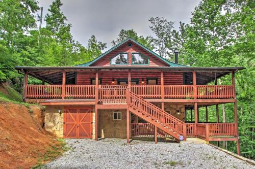 Фотографии гостевого дома 
            Grand Smoky Mtn Cabin with Hot Tub and Outdoor Kitchen