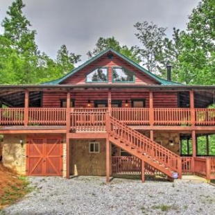 Фотография гостевого дома Grand Smoky Mtn Cabin with Hot Tub and Outdoor Kitchen