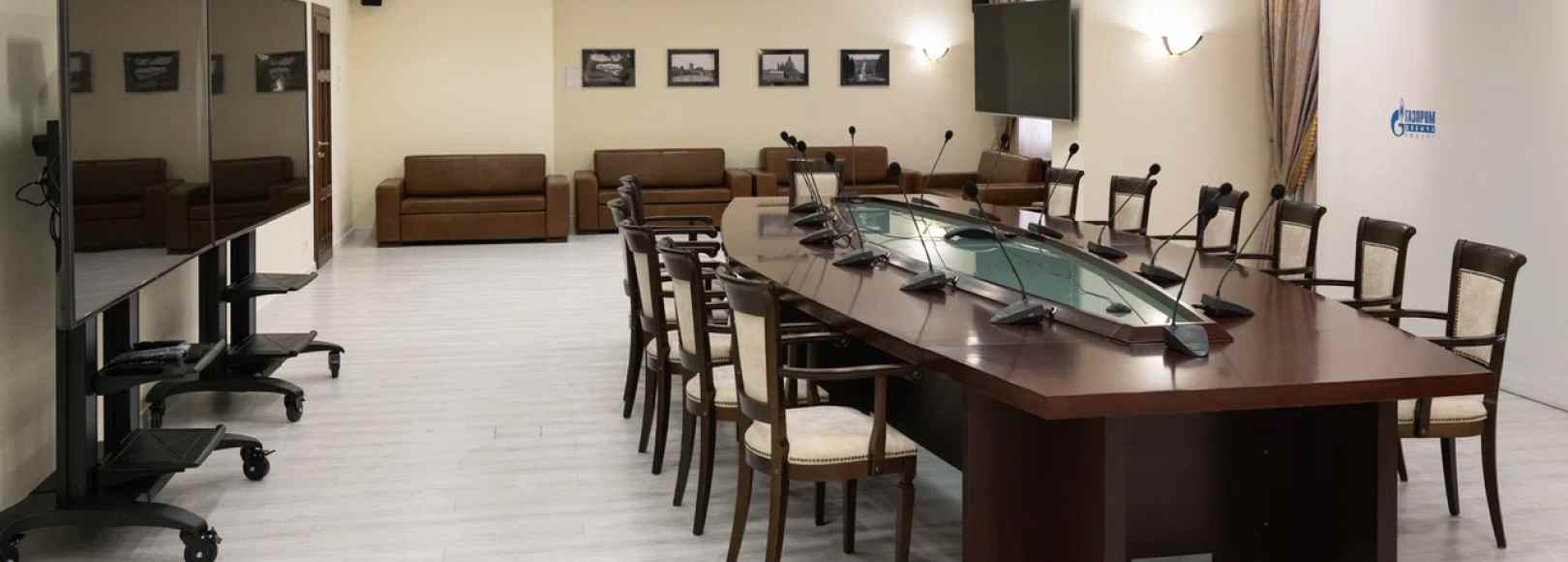 Фотография комнаты для переговоров Ямбург