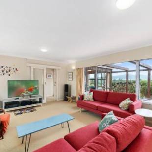 Фотографии гостевого дома 
            Tranquility Base - Waikanae Beach Holiday Home