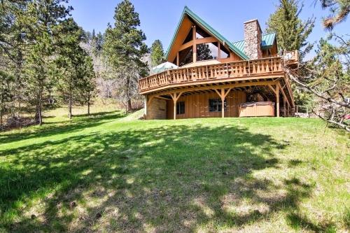 Фотографии гостевого дома 
            Black Hills Hideaway with Wraparound Deck and Hot Tub!