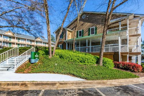 Фотография мотеля HomeTowne Studios by Red Roof Atlanta NE - Downtown Norcross