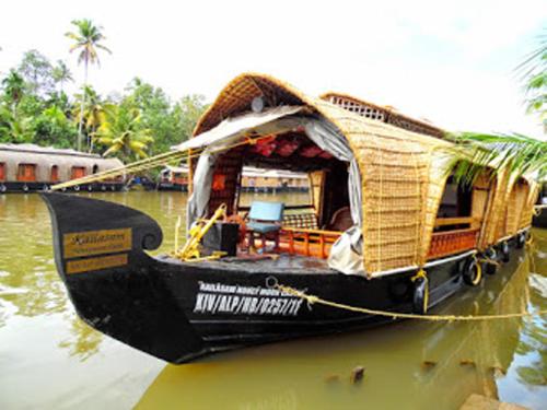 Фотографии гостевого дома 
            Houseboat cruise in the backwaters of Kerala.