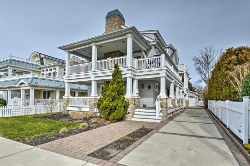 Фотографии гостевого дома 
            Spacious Avalon Beach House - 2 Blocks to Water!