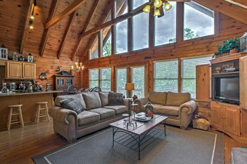 Фотографии гостевого дома 
            Smoky Mountain Cabin with View From Hot Tub and Deck!