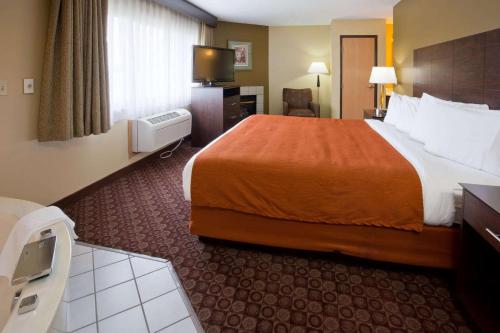 Фотография гостиницы AmericInn by Wyndham Blue Earth