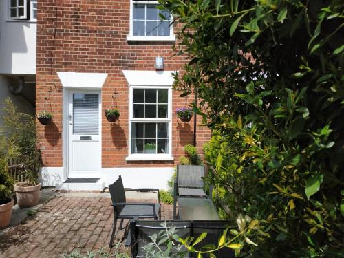 Фотография гостевого дома Secret Cottage, Wivenhoe - Charming, Cosy, Convenient & Quiet, 2 x Double Bed Period Cottage PLUS Patio - 6 min walk train, 2 min walk High Street Pubs, Restaurants, Shops