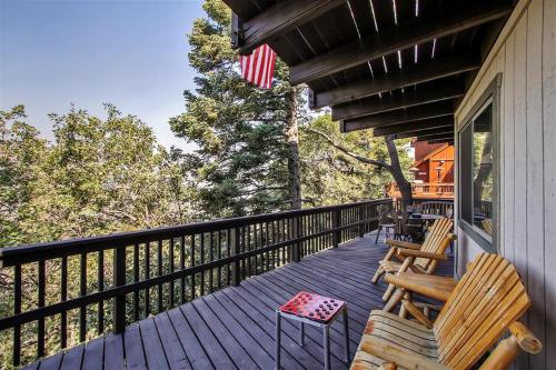 Фотографии гостевого дома 
            Lake Arrowhead Family Cabin with Game Room, Mtn Views