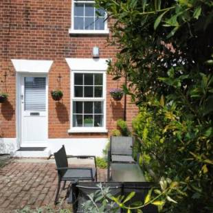 Фотографии гостевого дома 
            Secret Cottage, Wivenhoe - Charming, Cosy, Convenient & Quiet, 2 x Double Bed Period Cottage PLUS Patio - 6 min walk train, 2 min walk High Street Pubs, Restaurants, Shops