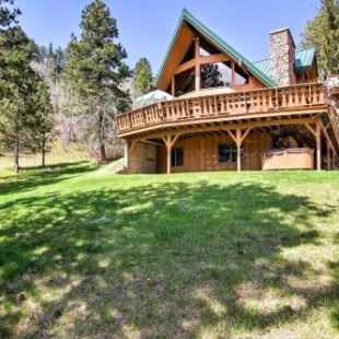 Фотография гостевого дома Black Hills Hideaway with Wraparound Deck and Hot Tub!